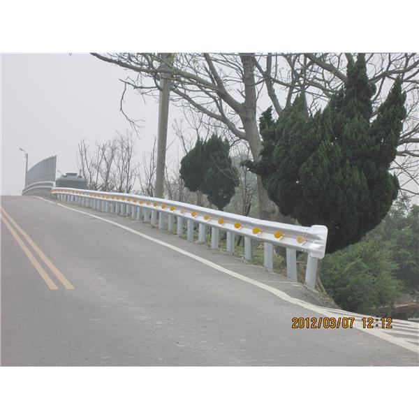 w型鋼鈑護欄,子強金屬工業有限公司