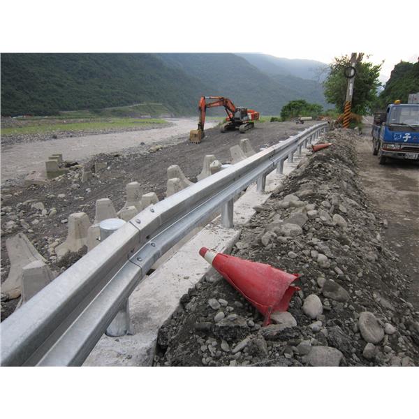 w型鋼鈑護欄,子強金屬工業有限公司