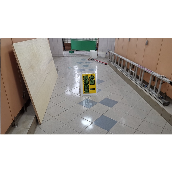 無障礙廁所改善工程（地坪止滑）(1)