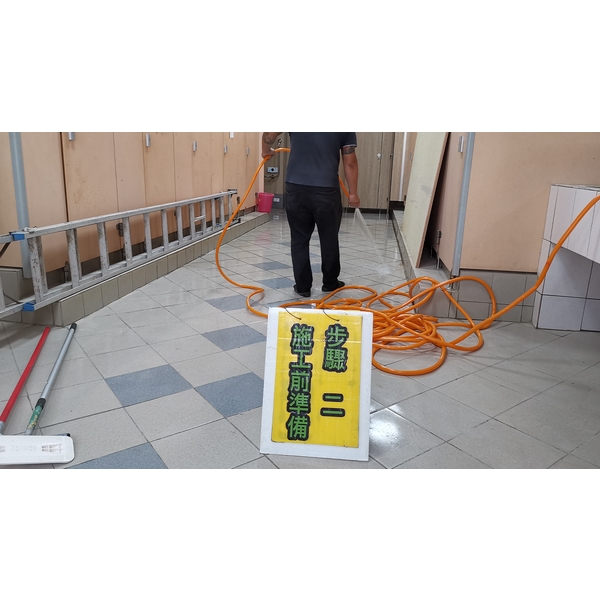 無障礙廁所改善工程（地坪止滑）(1)