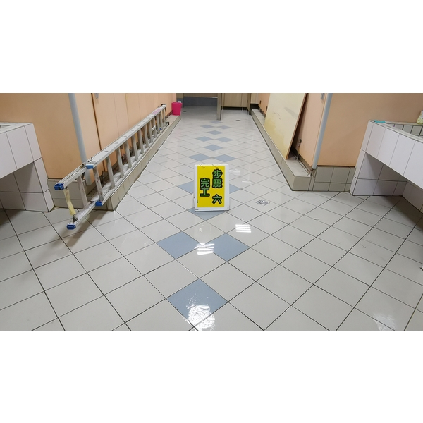 無障礙廁所改善工程（地坪止滑）(2)