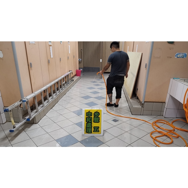 無障礙廁所改善工程（地坪止滑）(2)