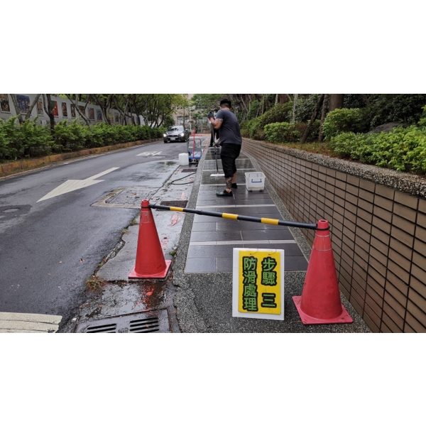 人行道斜坡止滑改善工程 (1)-玄閎科技有限公司