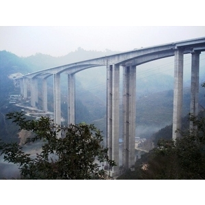 183m超高墩柱、超大跨距、超薄樑版