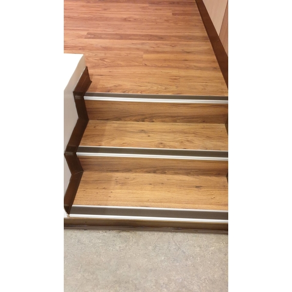 大園工業區服務中心(樓梯止滑板+鋁合金壓條)-晉源裝潢有限公司