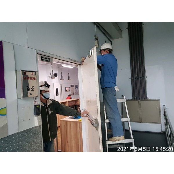 內湖大潤發-防火平推鎖＆門弓器 6張-聖福龍有限公司