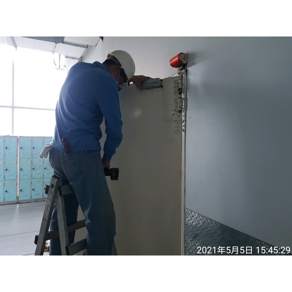 內湖大潤發-防火平推鎖＆門弓器3-聖福龍有限公司