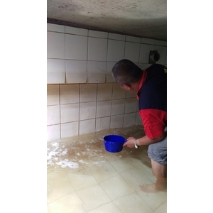 新南國小頂樓水塔清洗中