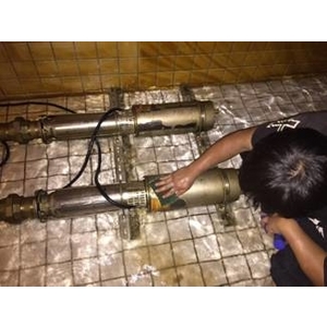 頂樓水塔馬達清洗中