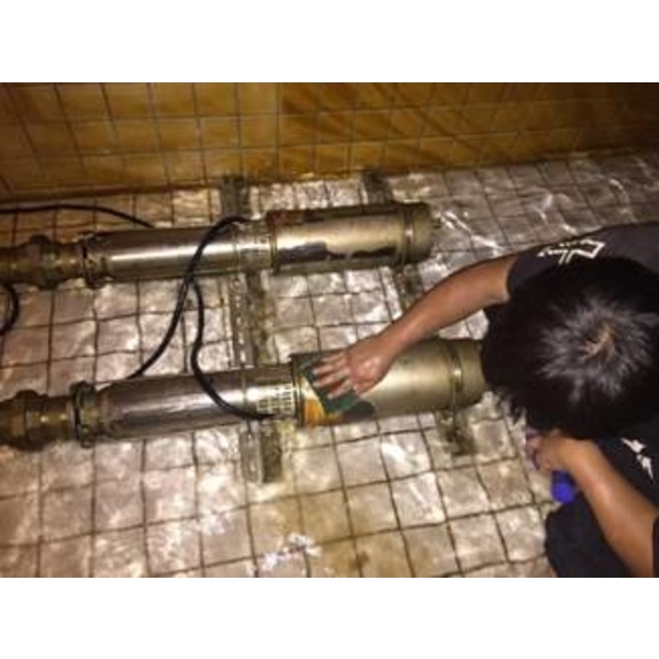 頂樓水塔馬達清洗中,一太清潔衛生工程行