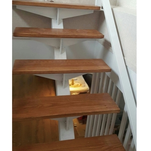 金屬底座搭配木材製龍骨型樓梯