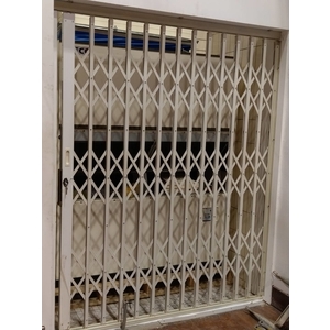 加剪伸縮門-逸仙國小禮堂