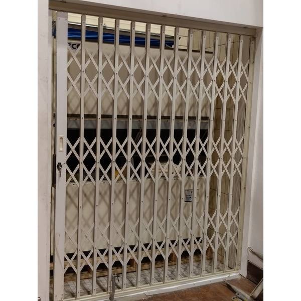 加剪伸縮門-逸仙國小禮堂