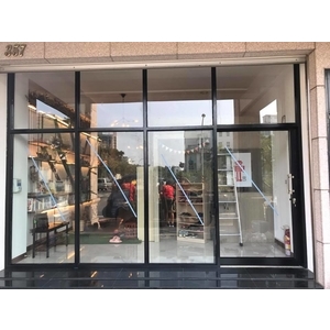 玻璃落地櫥窗