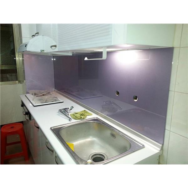 流理台上的烤漆玻璃