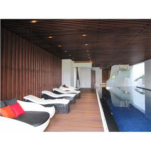 泳池棧道、天花板格柵與壁飾