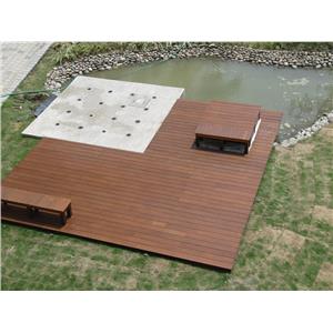 噴泉周圍木地板