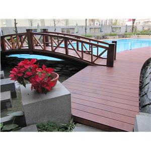 席維亞拱橋與泳池木棧道