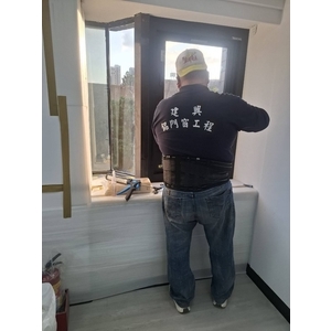 陽台鋁門窗工程