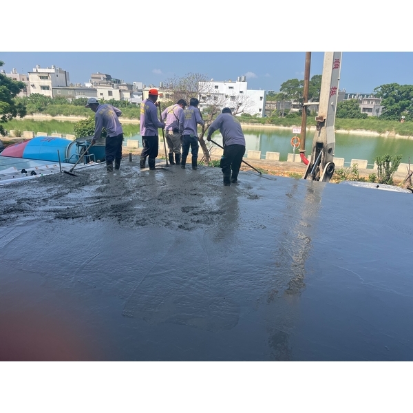 2樓平台水泥灌柱-原慶企業社