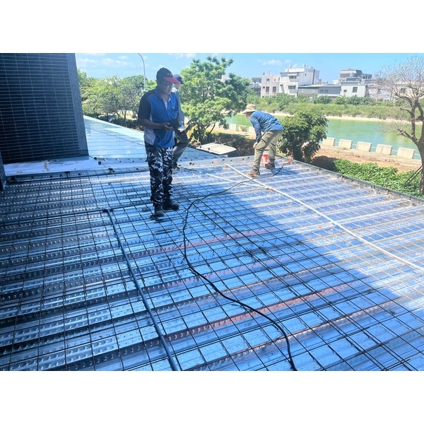 2樓平台水泥灌柱,原慶企業社