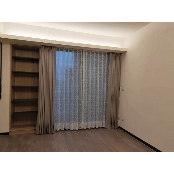 收納櫃與陽台窗簾