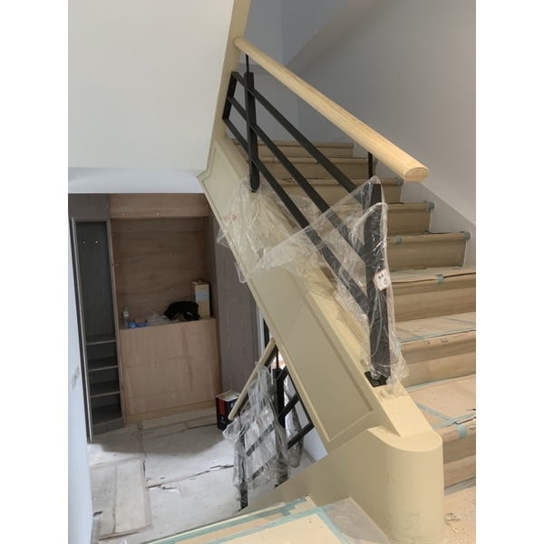 鐵件扶手+科技木