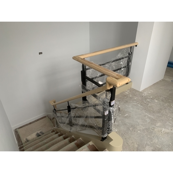 鐵件扶手+科技木