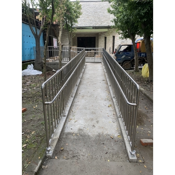 無障礙坡道扶手