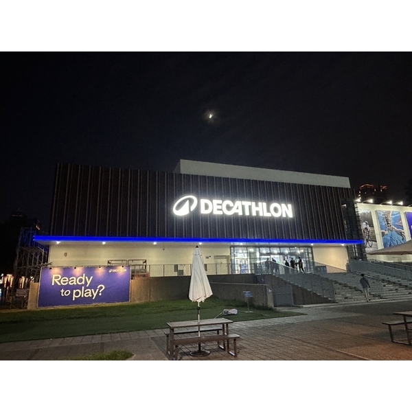 外牆標誌規劃設計整修-夜晚,威昌光電有限公司