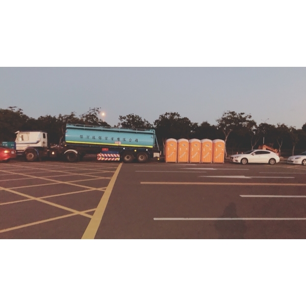 台中港路跑流動廁所注水