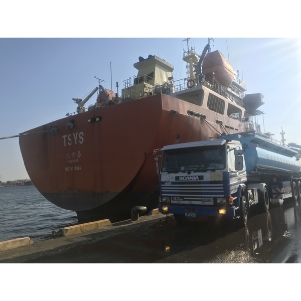 安平港船隻補水作業-保潔環保實業有限公司