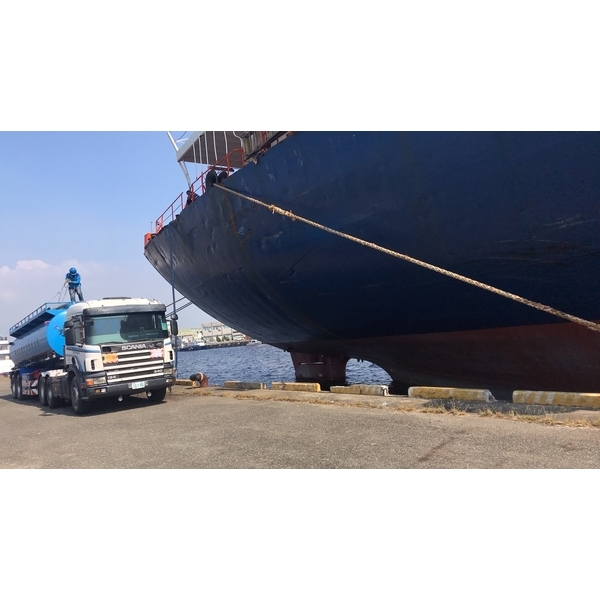 安平港船隻補水作業-保潔環保實業有限公司