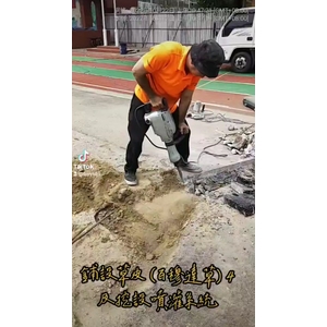 鋪設草皮(百慕達草)4及挖設噴灌系統