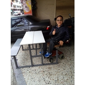 無障礙愛心連體桌椅 , 通好行