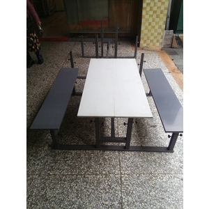 無障礙愛心連體桌椅 , 通好行