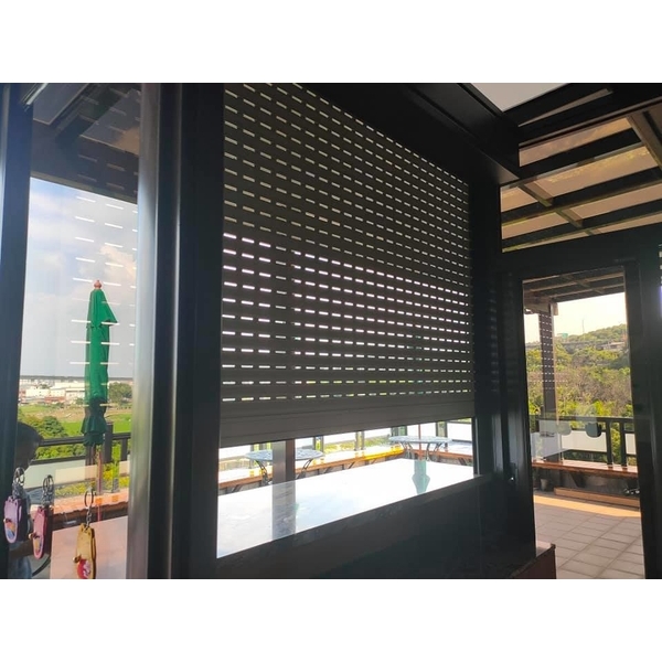 防颱捲門窗(業主為抗強風大雨侵襲，特加裝防颱捲門窗)-岳進興金屬門窗有限公司