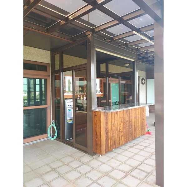 防颱捲門窗(業主為抗強風大雨侵襲，特加裝防颱捲門窗)-岳進興金屬門窗有限公司