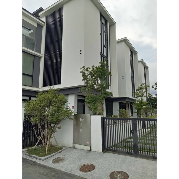 車庫捲門採用本公司YC-40B透氣防颱捲片-岳進興金屬門窗有限公司