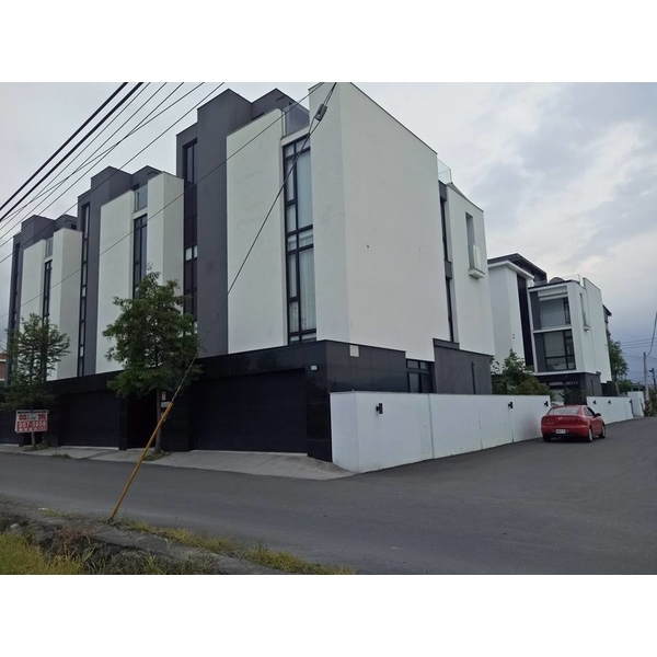 車庫捲門採用本公司YC-40B透氣防颱捲片-岳進興金屬門窗有限公司