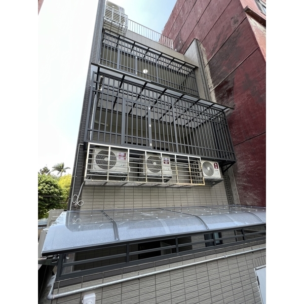 新北市樹林區透天住宅-加裝鋁鋼構雨遮＆鋁合金防盜窗＆冷氣維修防護籠-富祥鋼鋁企業社