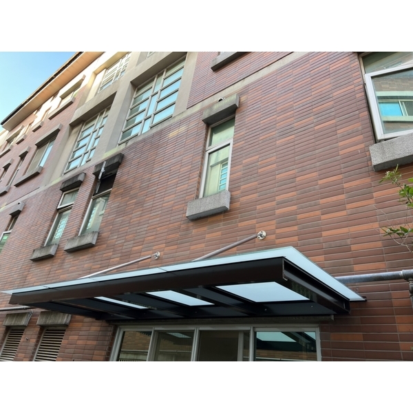 龜山區-鋁鋼構雨遮＆膠合白膜玻璃-富祥鋼鋁企業社