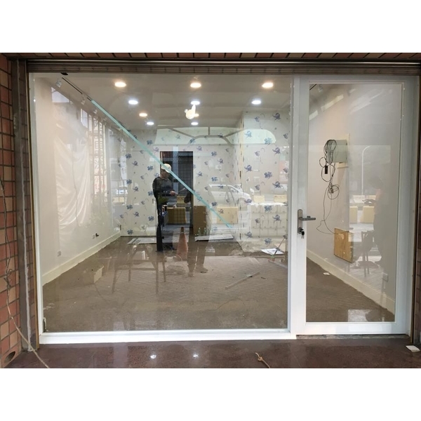 店面大門(隔音落地窗)