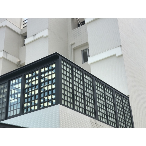 採光罩加格子窗