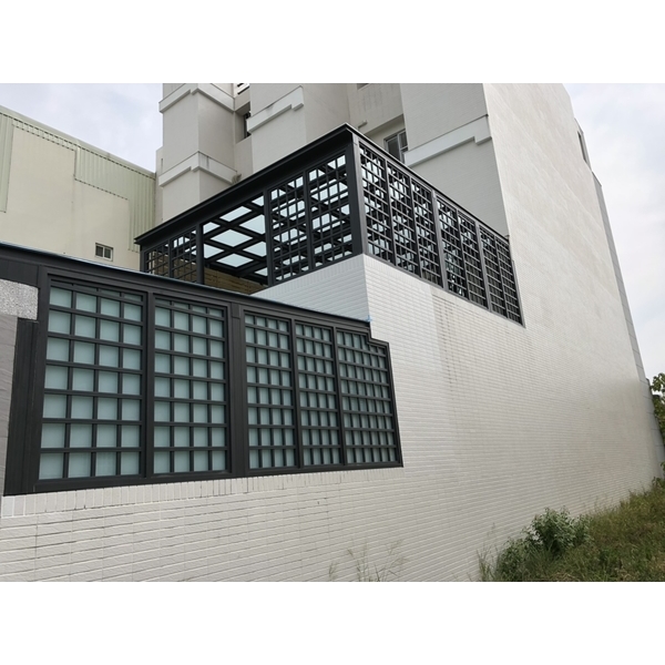 採光罩加格子窗