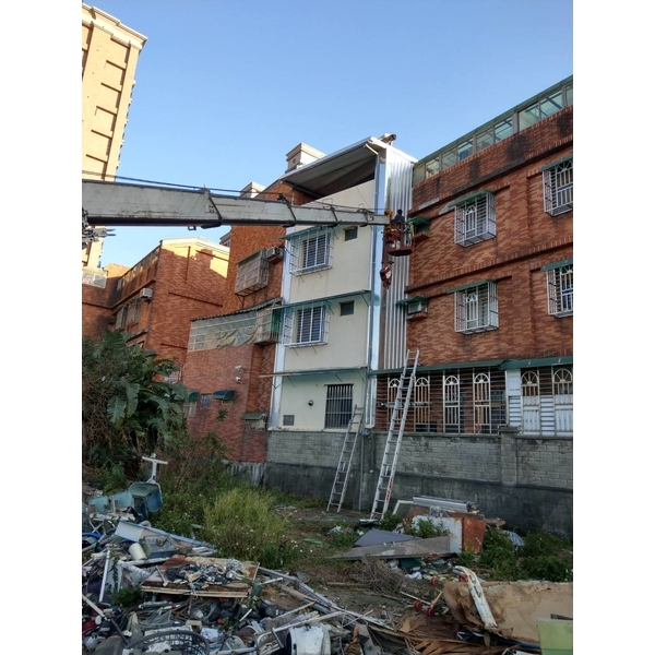 頂樓加建＆牆壁封不銹鋼板＆後白鐵窗及雨遮1