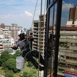 清洗玻璃外牆 - 樂潤工程有限公司