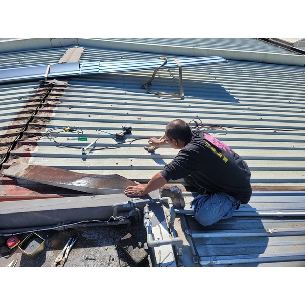 鐵皮屋頂加延白鐵浪板工程-佳德金屬企業社