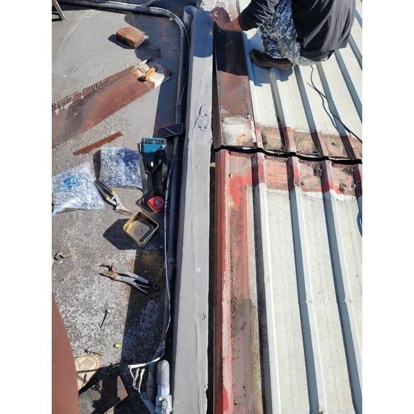 鐵皮屋頂加延白鐵浪板工程-佳德金屬企業社