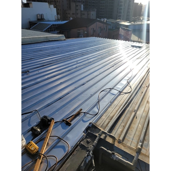 鐵皮屋頂加延白鐵浪板工程-佳德金屬企業社